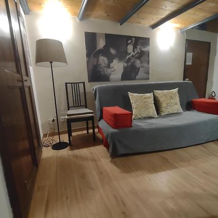 Independent In Trevi Fountain - Spain Square Рим Екстериор снимка