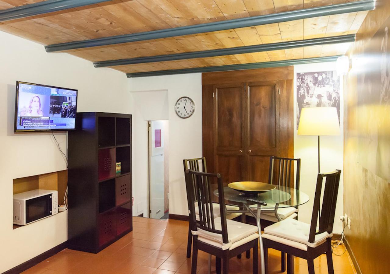 Independent In Trevi Fountain - Spain Square Рим Екстериор снимка