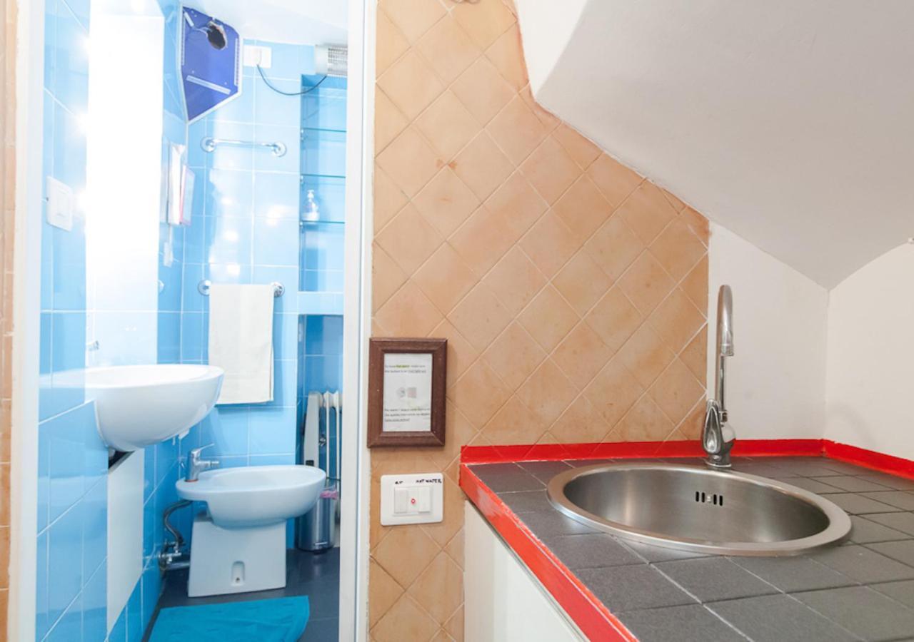 Independent In Trevi Fountain - Spain Square Рим Екстериор снимка