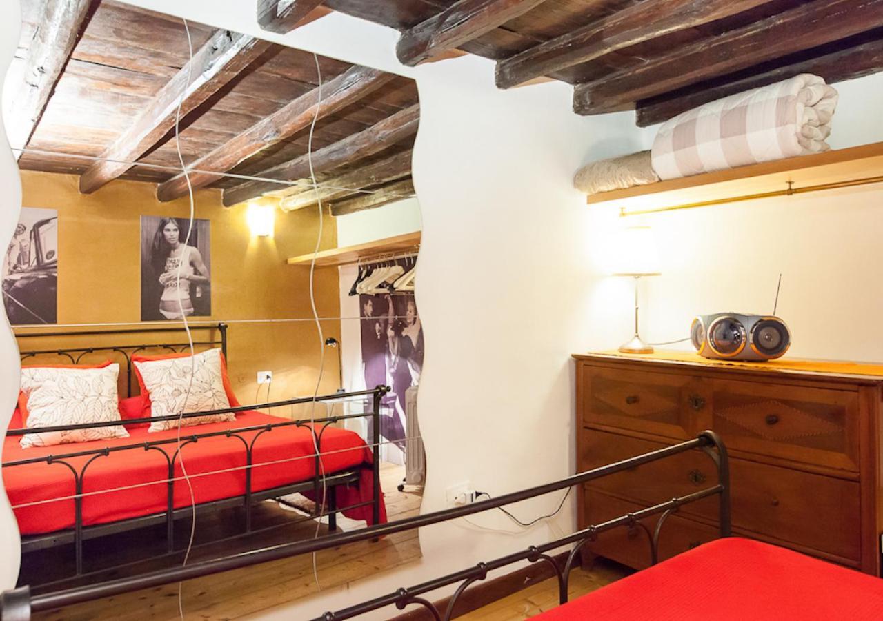 Independent In Trevi Fountain - Spain Square Рим Екстериор снимка