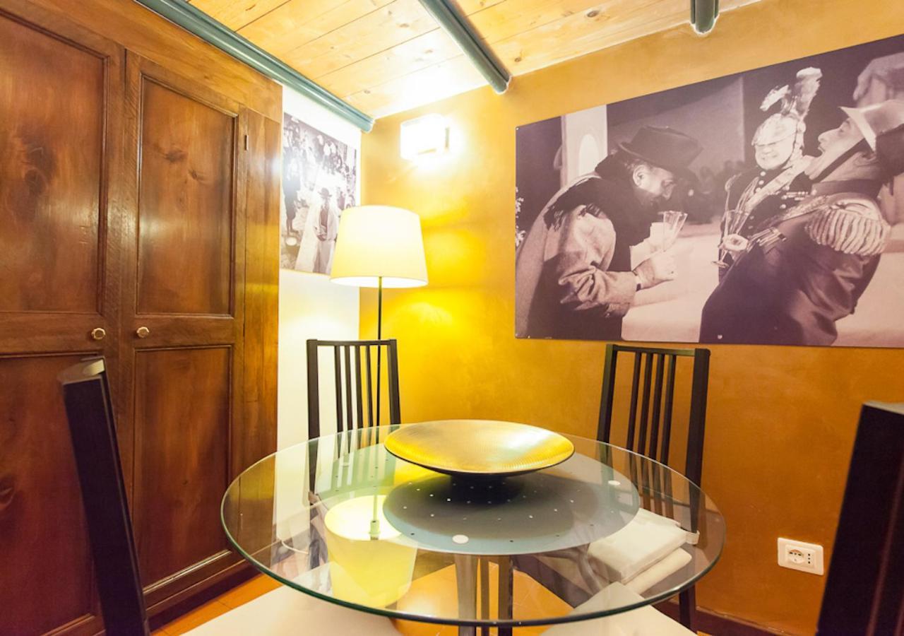 Independent In Trevi Fountain - Spain Square Рим Екстериор снимка