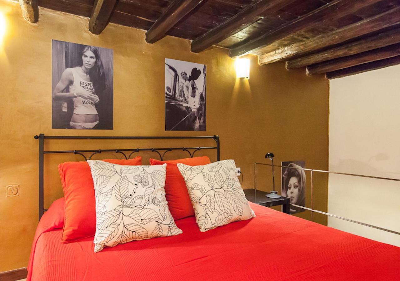 Independent In Trevi Fountain - Spain Square Рим Екстериор снимка