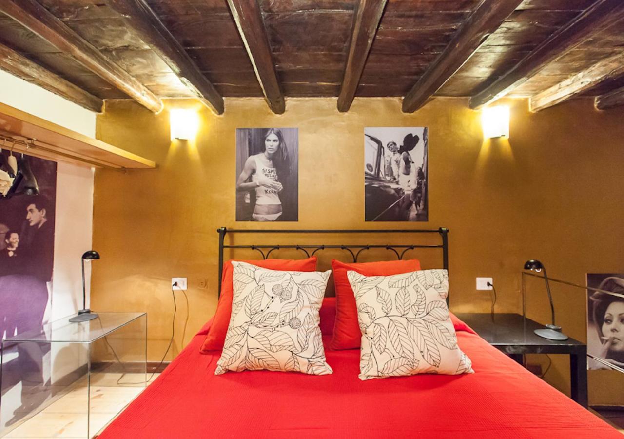 Independent In Trevi Fountain - Spain Square Рим Екстериор снимка