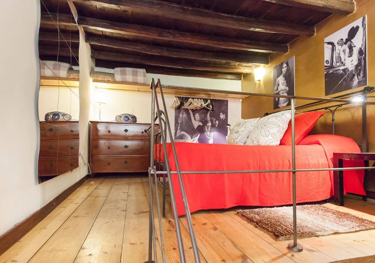 Independent In Trevi Fountain - Spain Square Рим Екстериор снимка