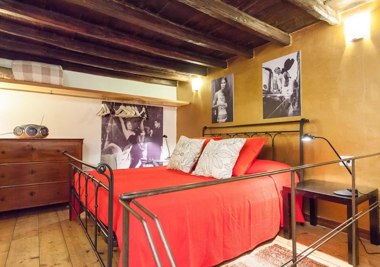 Independent In Trevi Fountain - Spain Square Рим Екстериор снимка