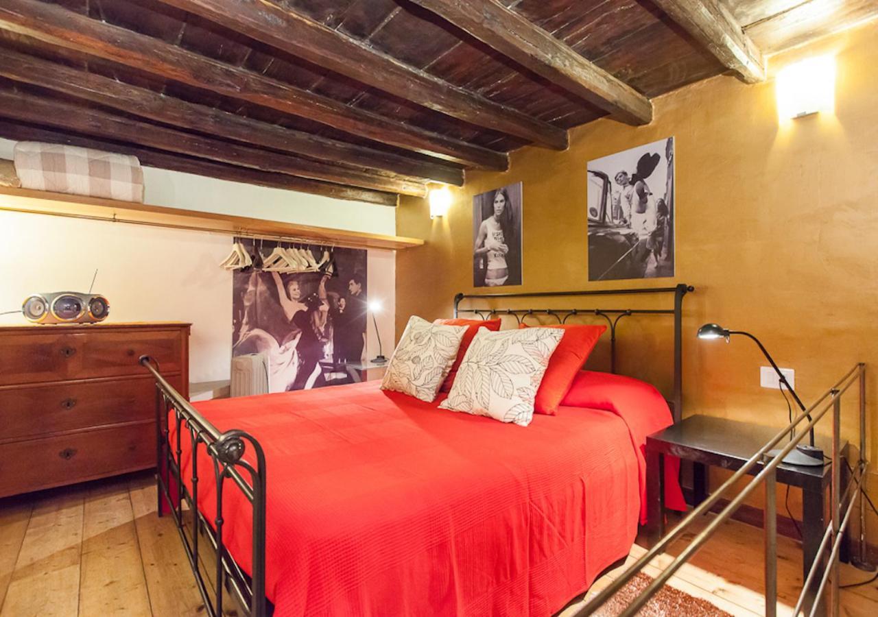 Independent In Trevi Fountain - Spain Square Рим Екстериор снимка