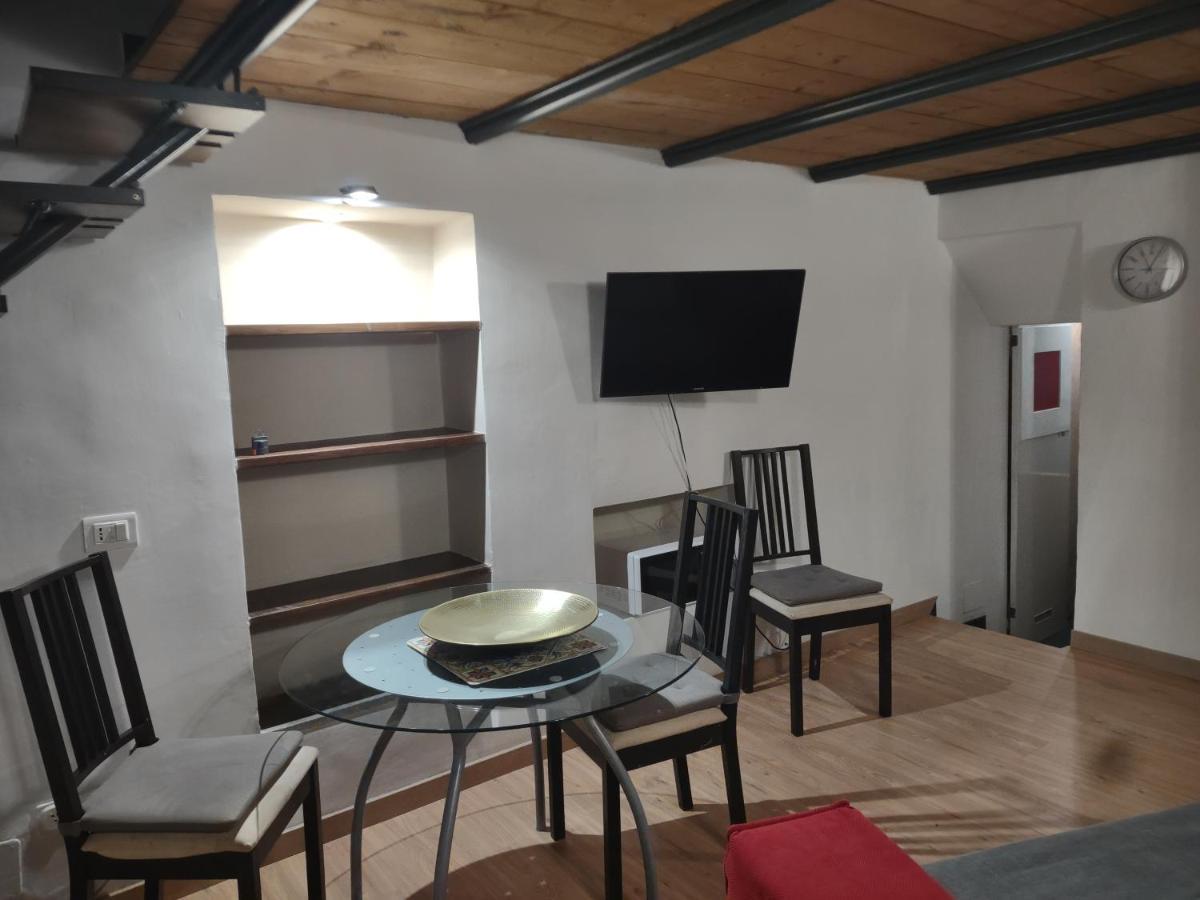 Independent In Trevi Fountain - Spain Square Рим Екстериор снимка