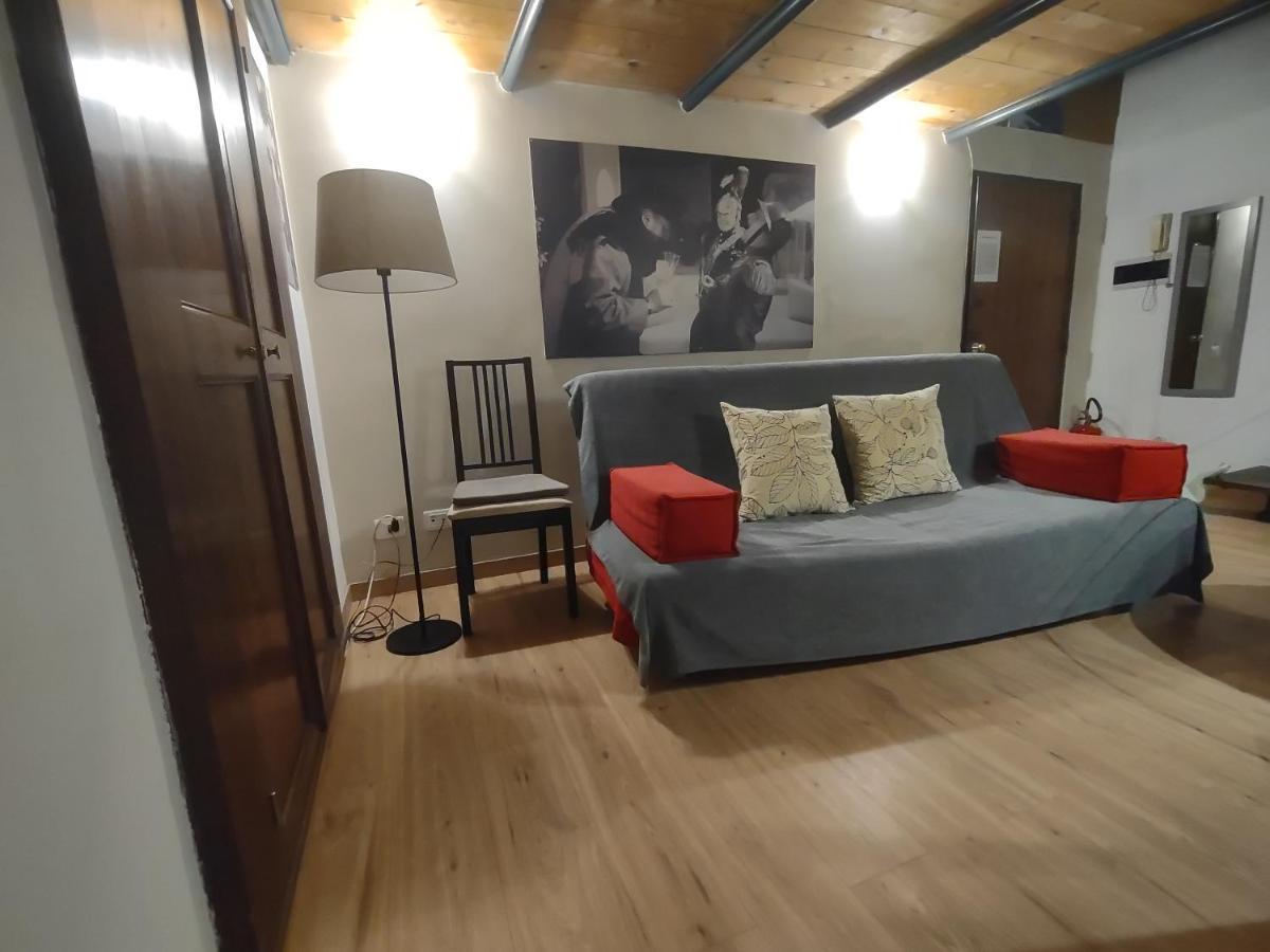 Independent In Trevi Fountain - Spain Square Рим Екстериор снимка